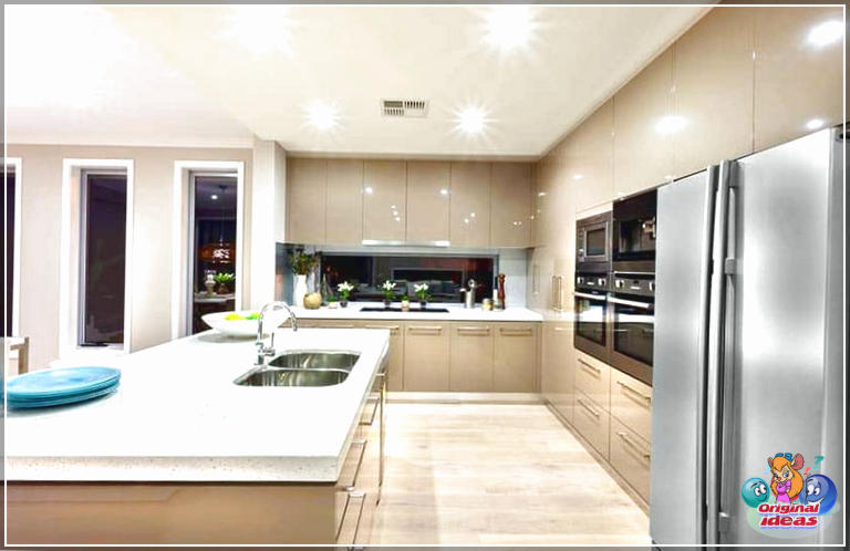 cuisine moderne Cuisine moderne avec armoires en acrylique beige et comptoirs en quartz blanc