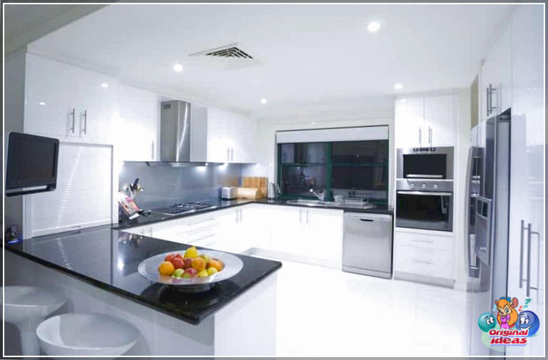 cuisine moderne Cuisine moderne de style allemand avec armoires blanches et comptoir noir