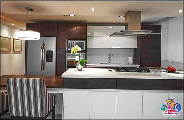 cuisine moderne Cuisine moderne bicolore avec armoires en stratifié marron et acrylique et îlot avec table de cuisson