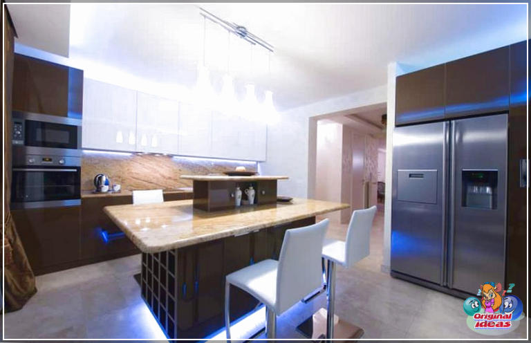 cuisine moderne Cuisine moderne avec grand îlot et éclairage au sol