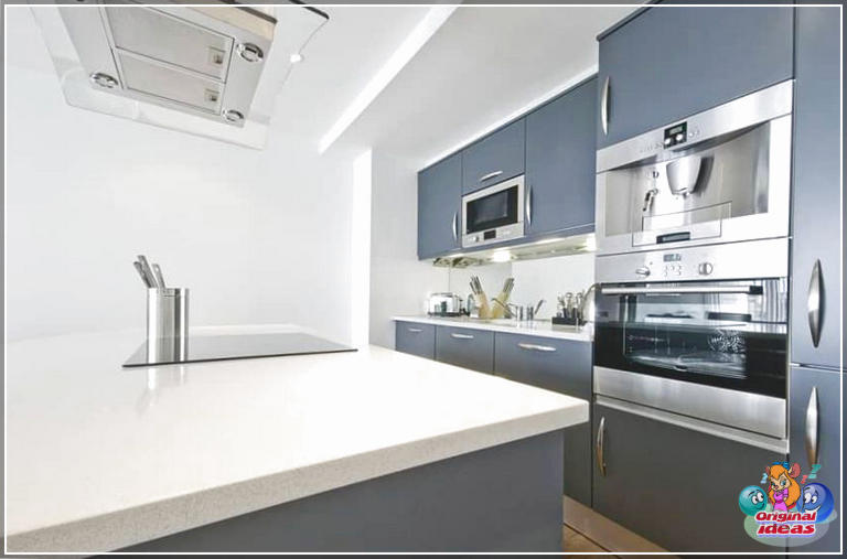 cuisine moderne Cuisine moderne avec armoires grises et comptoir blanc
