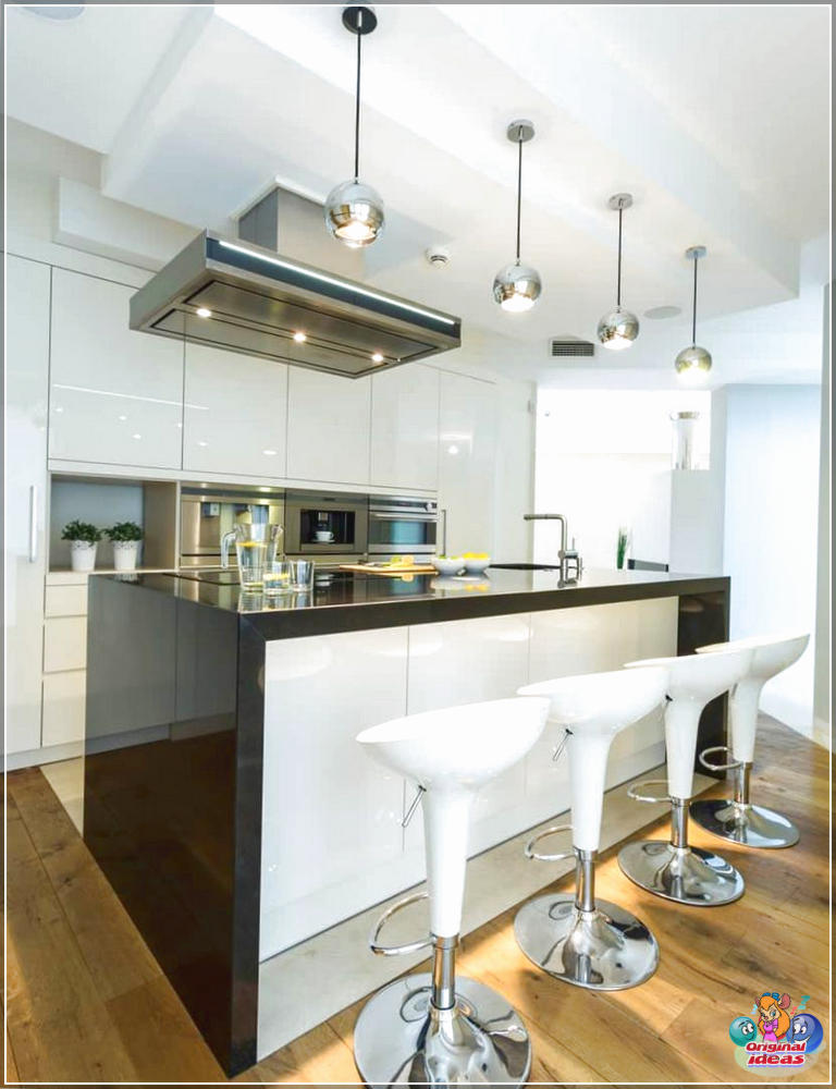 cuisine moderne Cuisine moderne polie avec armoires blanches brillantes et comptoir noir