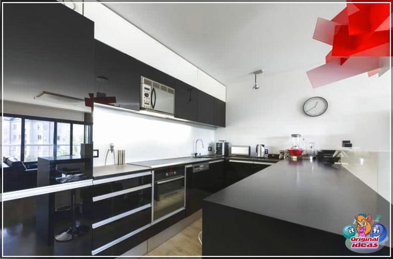 cuisine moderne Cuisine noire ultra moderne en forme de U avec luminaire d'art rouge