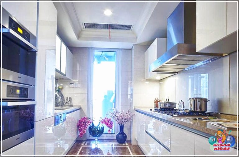 cuisine blanche Petite cuisine moderne avec armoires blanches brillantes et sols en marbre