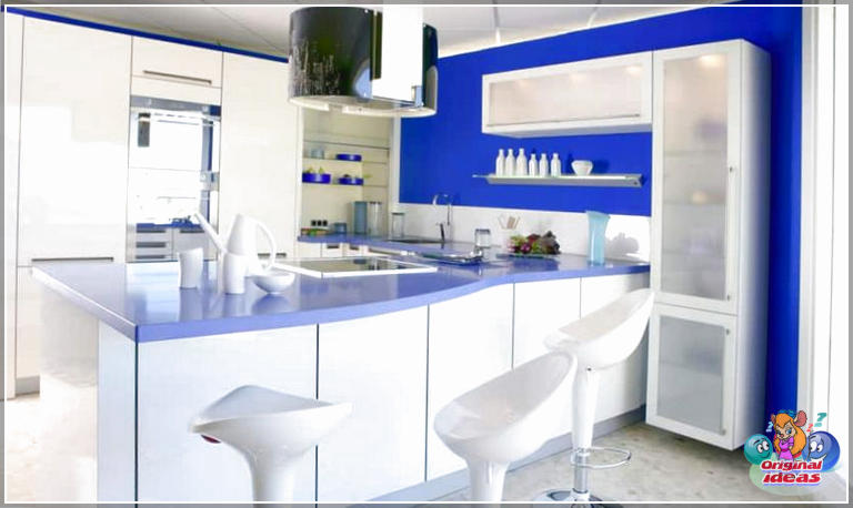 cuisine moderne Cuisine moderne bleu et blanc avec tabourets de bar