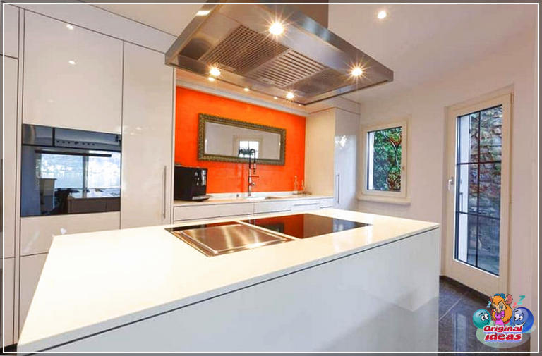 cuisine blanche Petite cuisine moderne avec îlot et dosseret orange