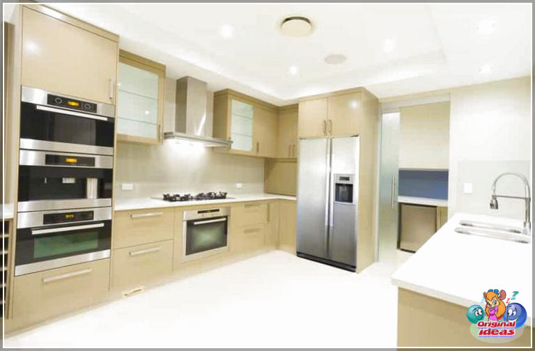 cuisine moderne Cuisine moderne avec armoires beige et comptoir blanc