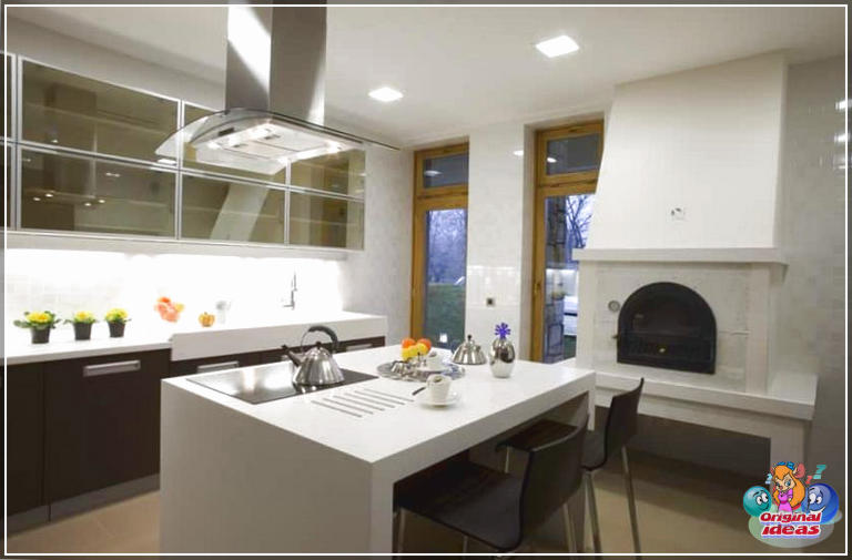 cuisine moderne Cuisine moderne avec armoires noires, comptoir blanc et cheminée