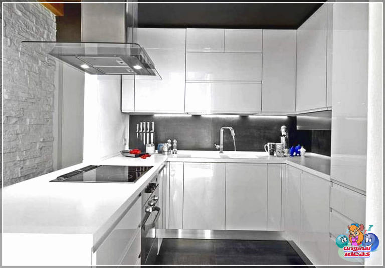cuisine blanche Petite cuisine moderne en forme de U avec armoires blanches