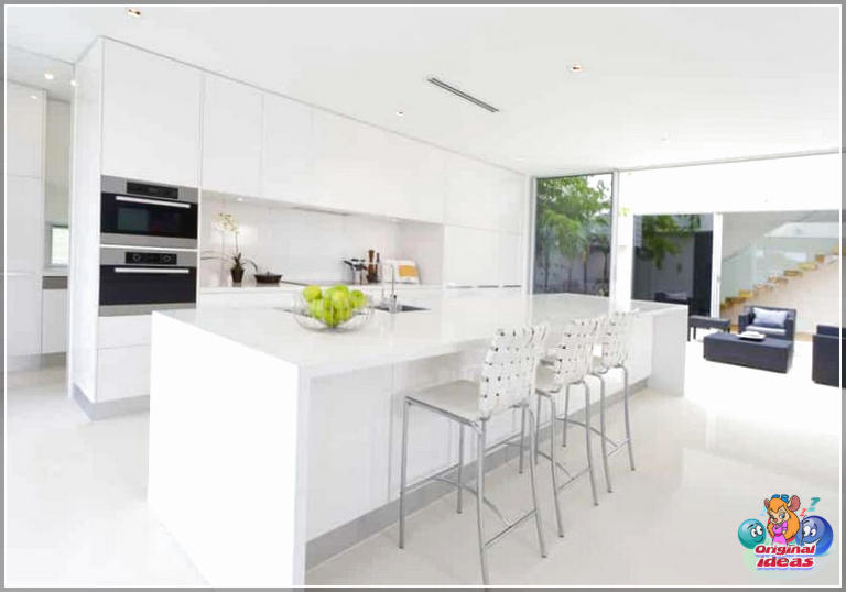 cuisine moderne Cuisine moderne blanche avec armoires du sol au plafond