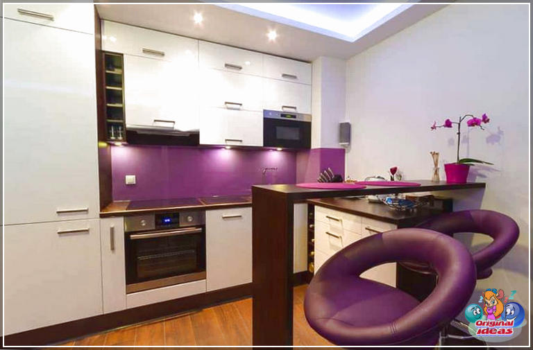 cuisine blanche Petite cuisine moderne blanche avec dosseret violet et tabourets de bar violets