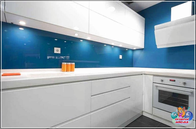 cuisine blanche Cuisine moderne en forme de L avec armoires blanches et dosseret en verre bleu foncé