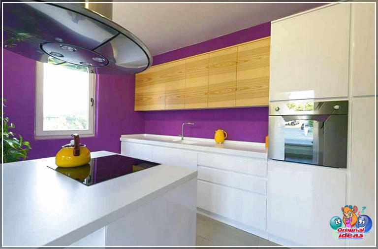cuisine blanche Cuisine moderne avec armoires blanches couleur de peinture violette et petit îlot
