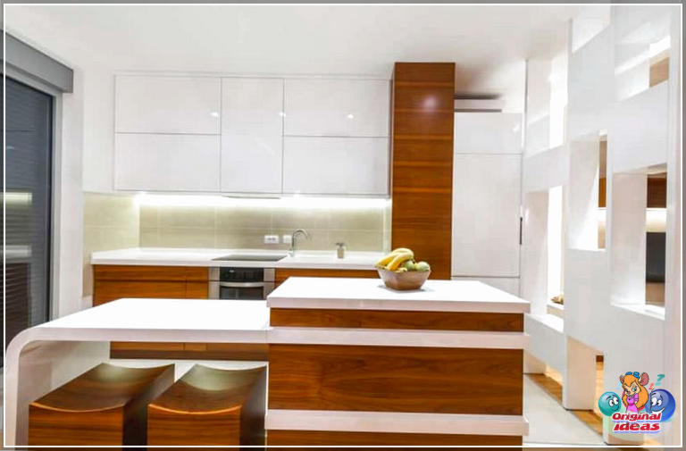 cuisine moderne Cuisine moderne marron et blanche avec mur d'accent