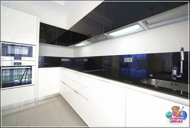cuisine blanche Cuisine moderne avec armoires inférieures blanches armoires supérieures noires et comptoirs noirs