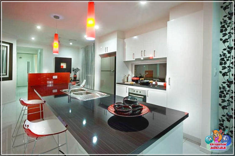 cuisine blanche Cuisine blanche moderne avec îlot avec comptoirs noirs