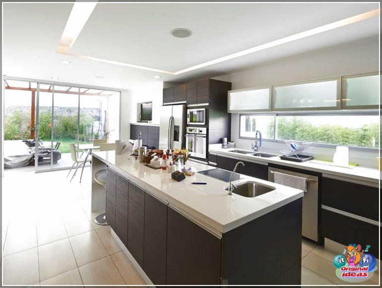 cuisine moderne Cuisine moderne avec long îlot rectangulaire et porte coulissante donnant sur le jardin