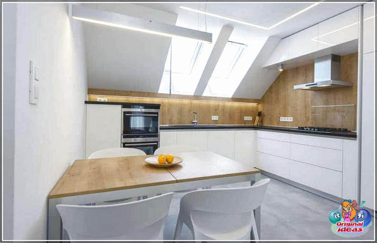 cuisine blanche Cuisine blanche moderne d'inspiration nordique avec dosseret en bois et table à manger