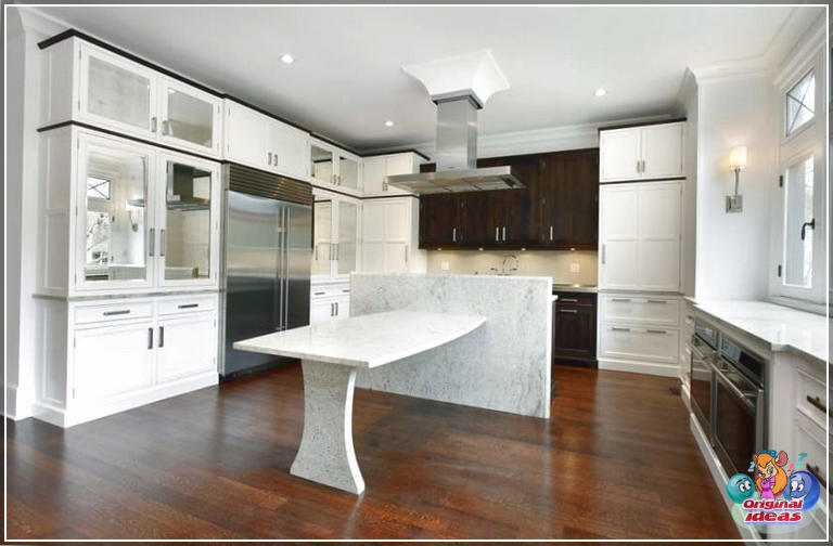 cuisine moderne Cuisine de nouvelle construction avec armoires à panneaux de miroir