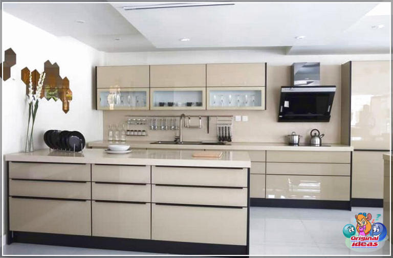 cuisine moderne Cuisine moderne beige poli avec armoires à façade en verre
