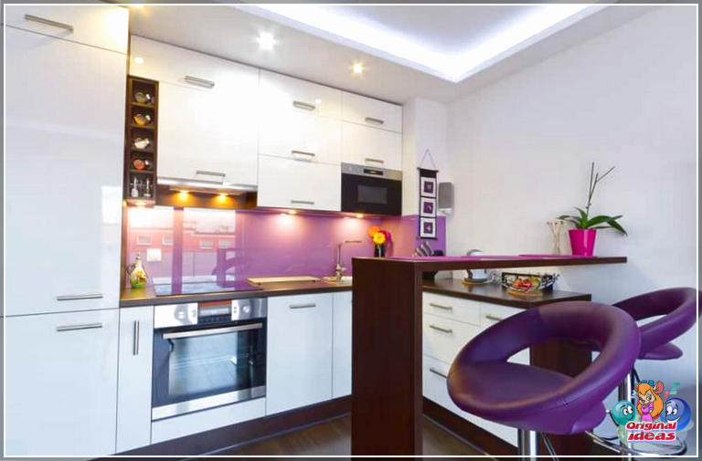 cuisine moderne Cuisine moderne à thème violet et blanc avec tabourets de bar violets