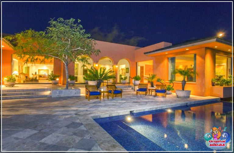 pátios Pátio luxuoso com piscina e plantas tropicais