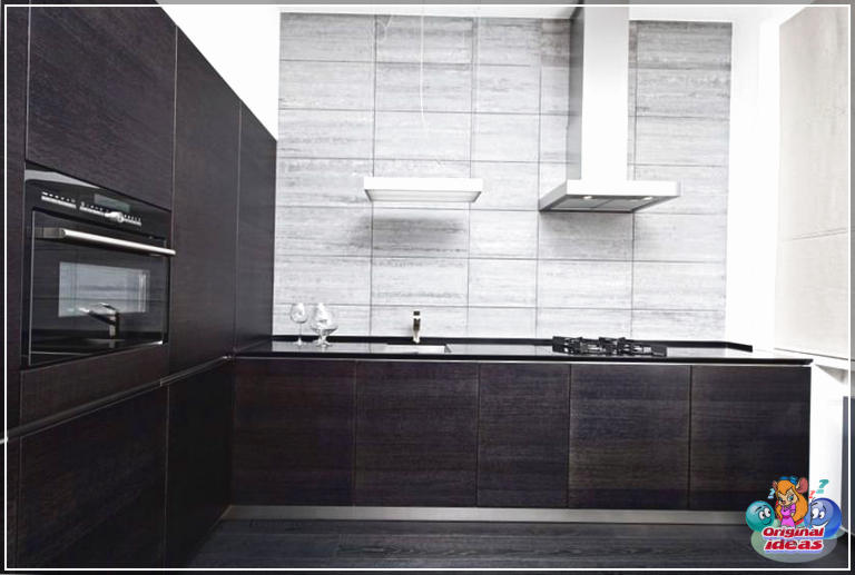 cuisine moderne Cuisine ultra moderne avec armoires noires et mur d'accent gris