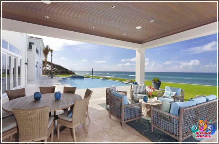 pátios Pátio contemporâneo com vista para o mar ao lado da piscina