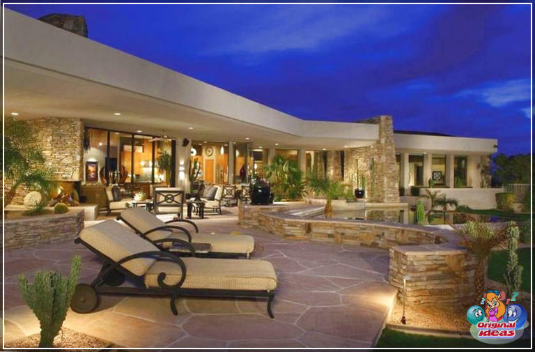 Patio contemporáneo de losas con bancos de piedra apilados y paisajes desérticos