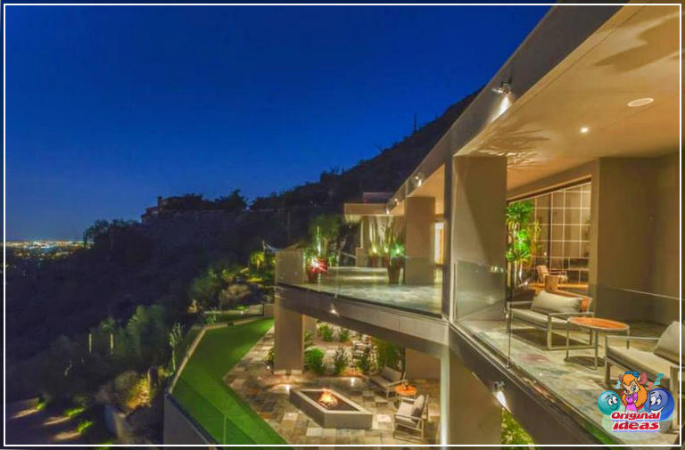 pátios Pátio contemporâneo em casa luxuosa com vista para a cidade