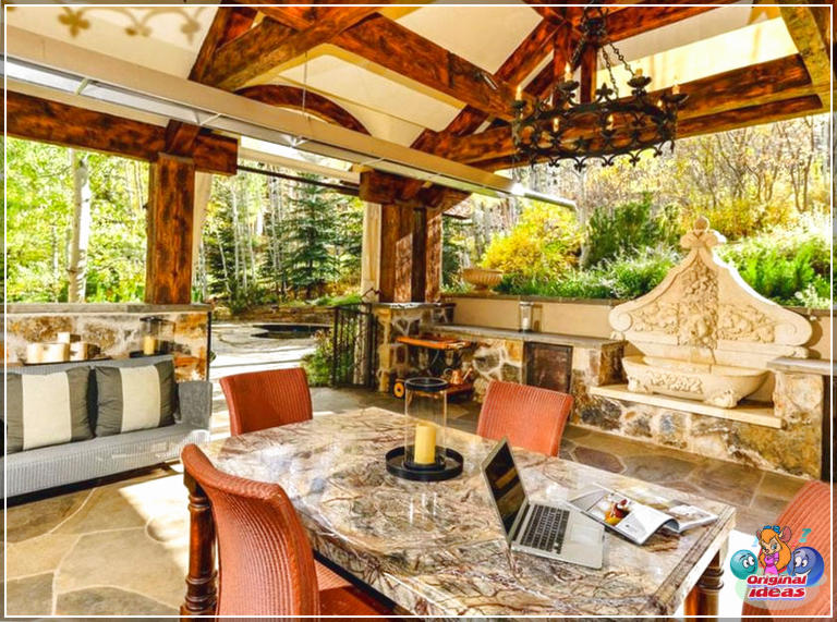 pátios Pátio luxuoso com fonte, mesa de granito e lustre rústico