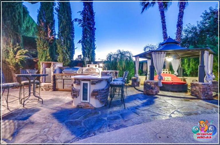 pátios Pátio luxuoso com gazebo com espreguiçadeira e cozinha ao ar livre