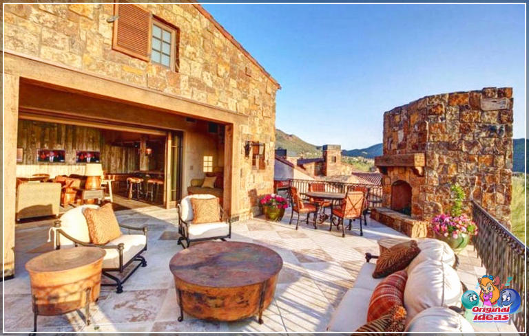 pátios Belo pátio luxuoso de estilo sudoeste com lareira de pedra