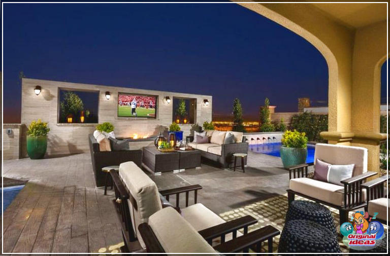 pátios Pátio de luxo com TV ao ar livre, piscina e vista para a cidade