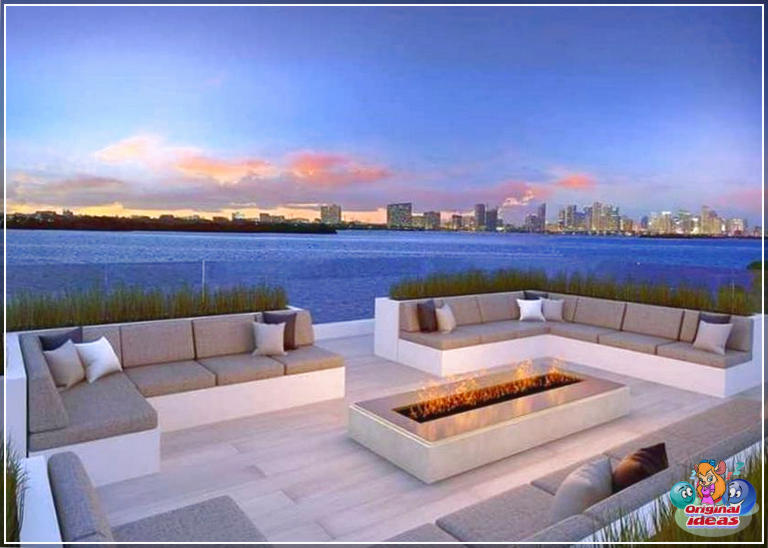 pátios Pátio moderno com fogueira e vista para o mar de Miami