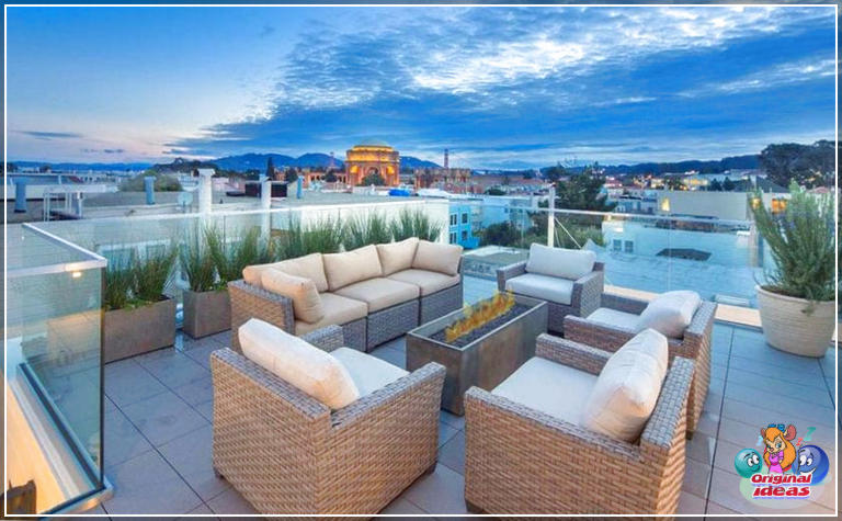 pátios Pátio contemporâneo com grades de vidro e vista da cidade