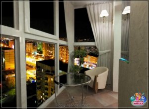 Гасцёўня з балконам: варыянты занавання і стыльнага ўпрыгожвання гасцінай (105 фотаздымкаў і відэа)